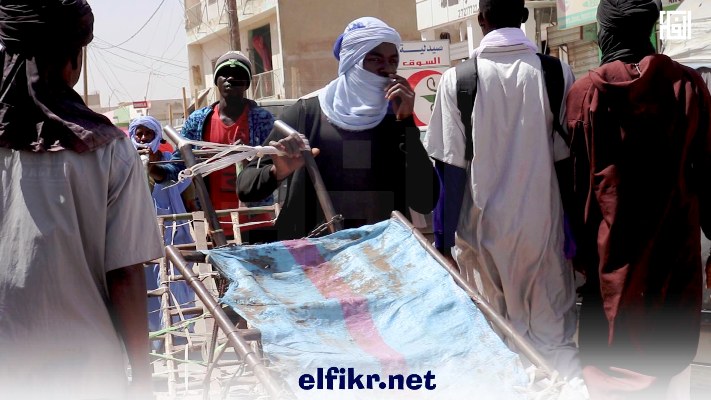 أصحاب العربات اليدوية يجوبون أرجاء السوق يطاردون أي بارقة للعمل 