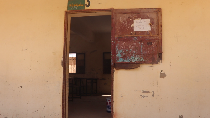 أبواب مهترئة وأرضيات مقعرة ونوافذ متهالكة 