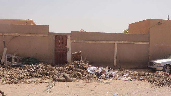 الاوساخ تحاصر السور الخارجي للاعدادية 