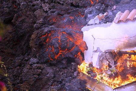  في حين كسا الرماد السام المنطقة المحيطة به.