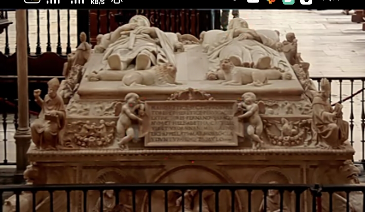 تماثيل لقبور الملكين الكاثلوكيين في مكان مسجد غرناطة الجامع