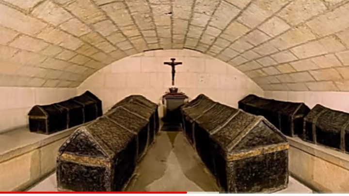 صناديق تحوي رفاة الملكين الكاثلوكيين في قبو أسفل مكان مسجد غرناطة الجامع