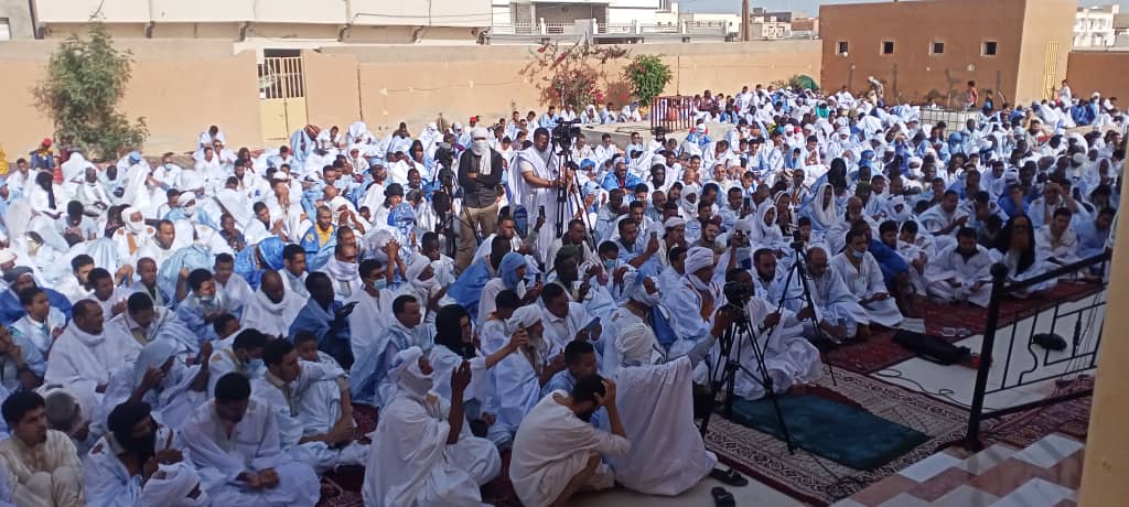 صورة من الحضور في صلاة العيد بجامع عبد الله بن ياسين 