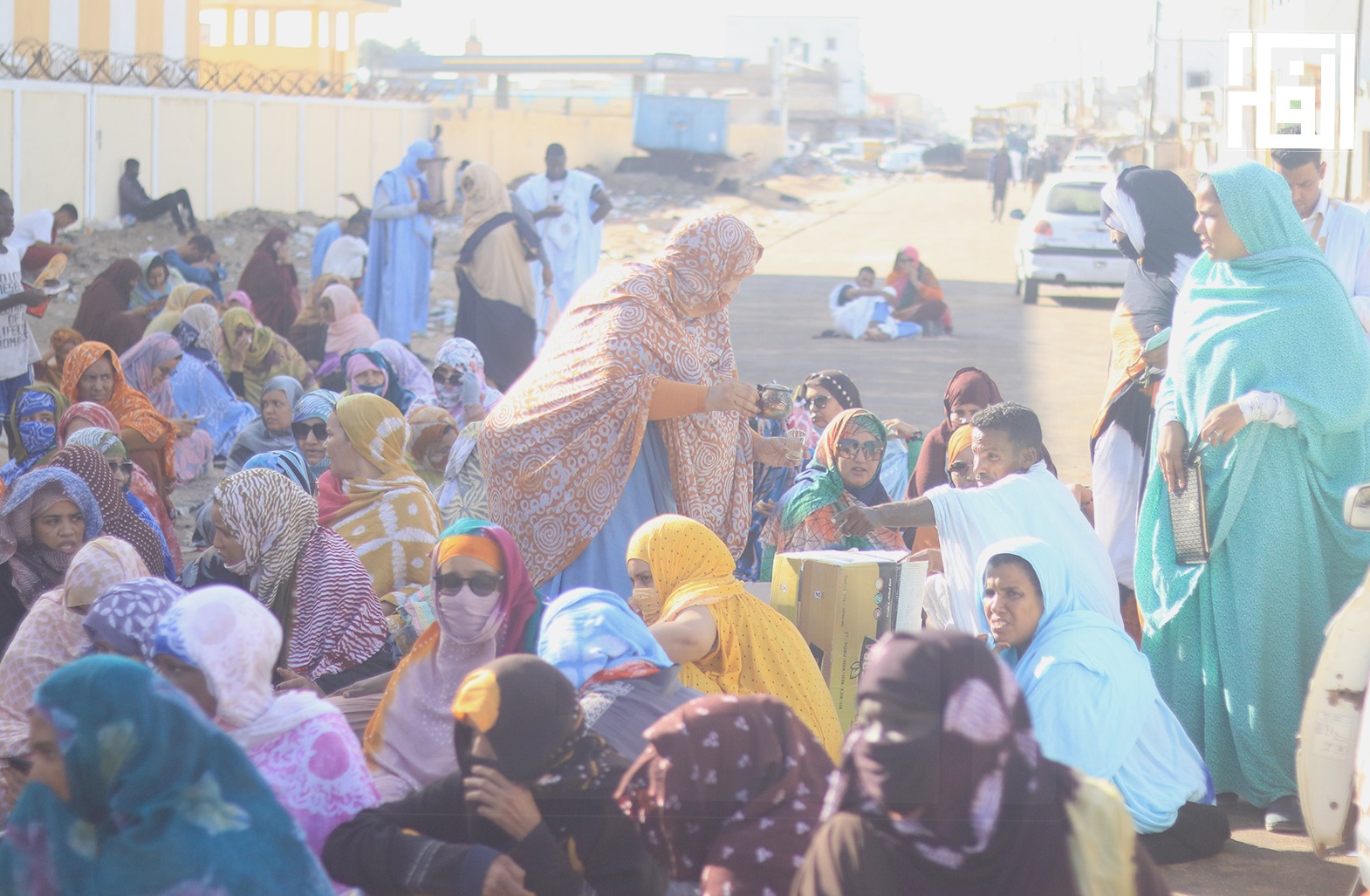 أمهات الطلبة يتناولن الشاي أمام مراكز الامتحان