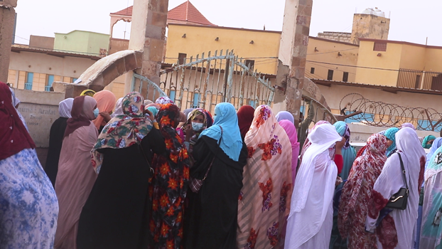 زحام وتدافع أمام البوابات 