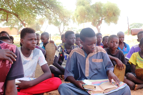 ظلال الأشجار تؤكد حاجة المحاظر إلى مقرات تقي ظلابها الحر والقر 