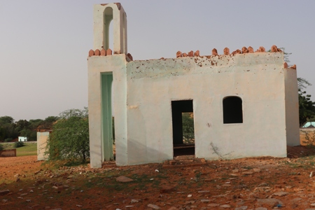 أطلال مسجد مهجور بقرية لبيرد وهو أول مسجد بالقرية 